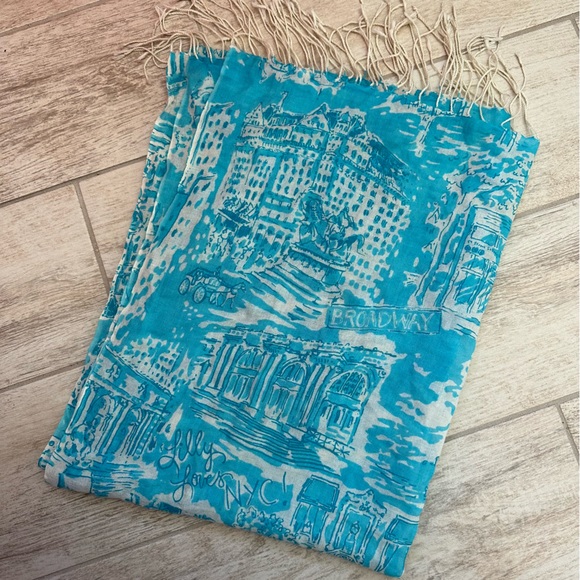 Lilly Pulitzer Accessories - Lilly Pulitzer Lilly Loves NYC Murfee Scarf EUC